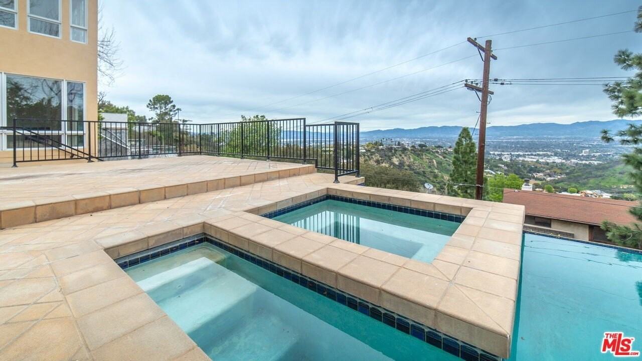 14445 Mulholland Dr - Photo 5 of 33