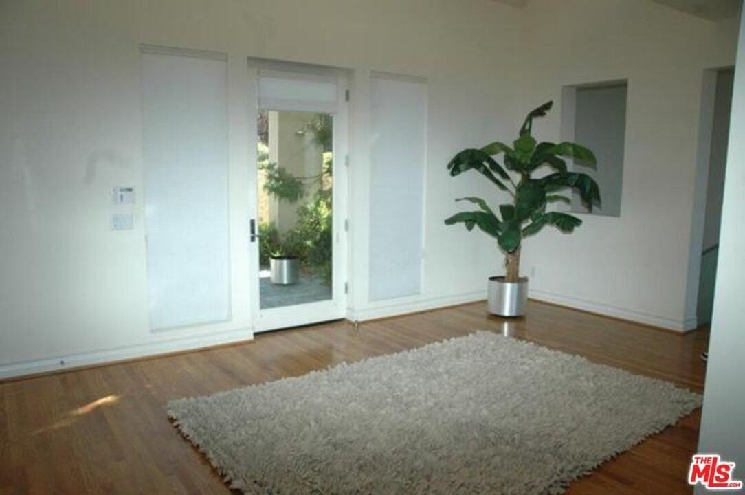 14445 Mulholland Dr - Photo 6 of 33