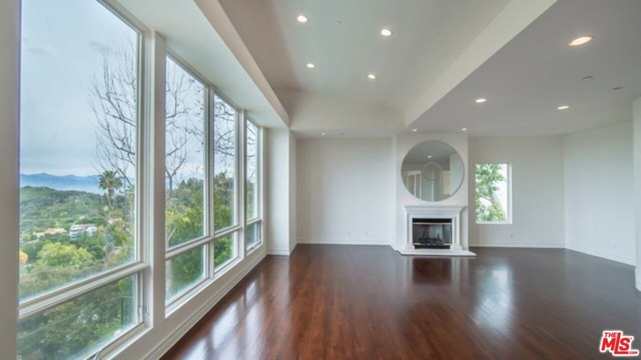 14445 Mulholland Dr - Photo 5 of 34