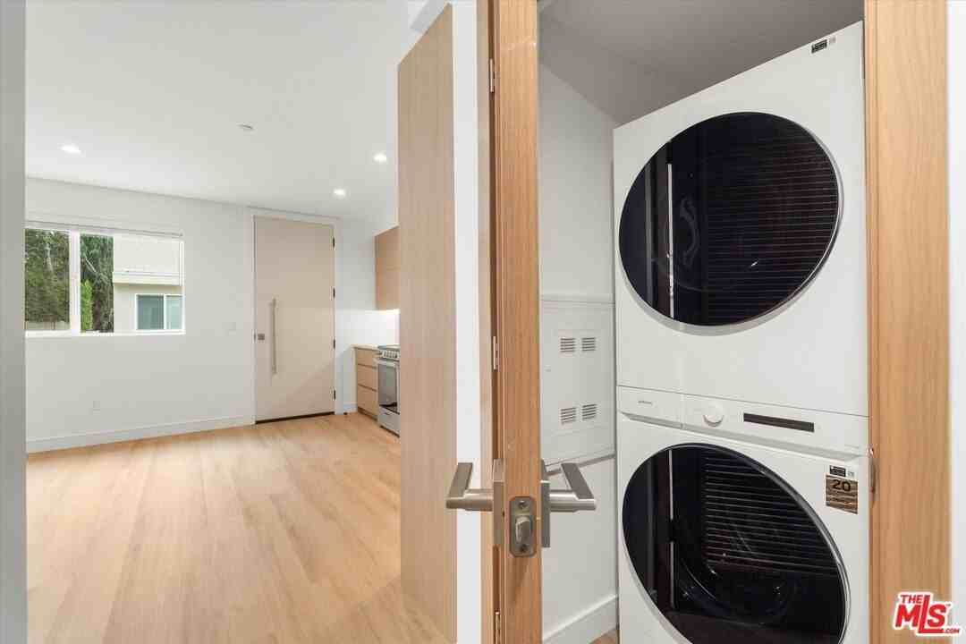 11023 1/2 Blix St - Photo 6 of 15