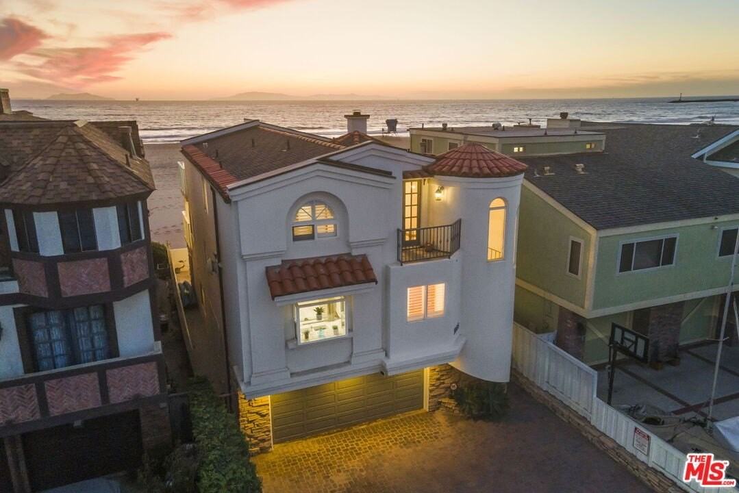 1005 Ocean Drive - Photo 3 of 50