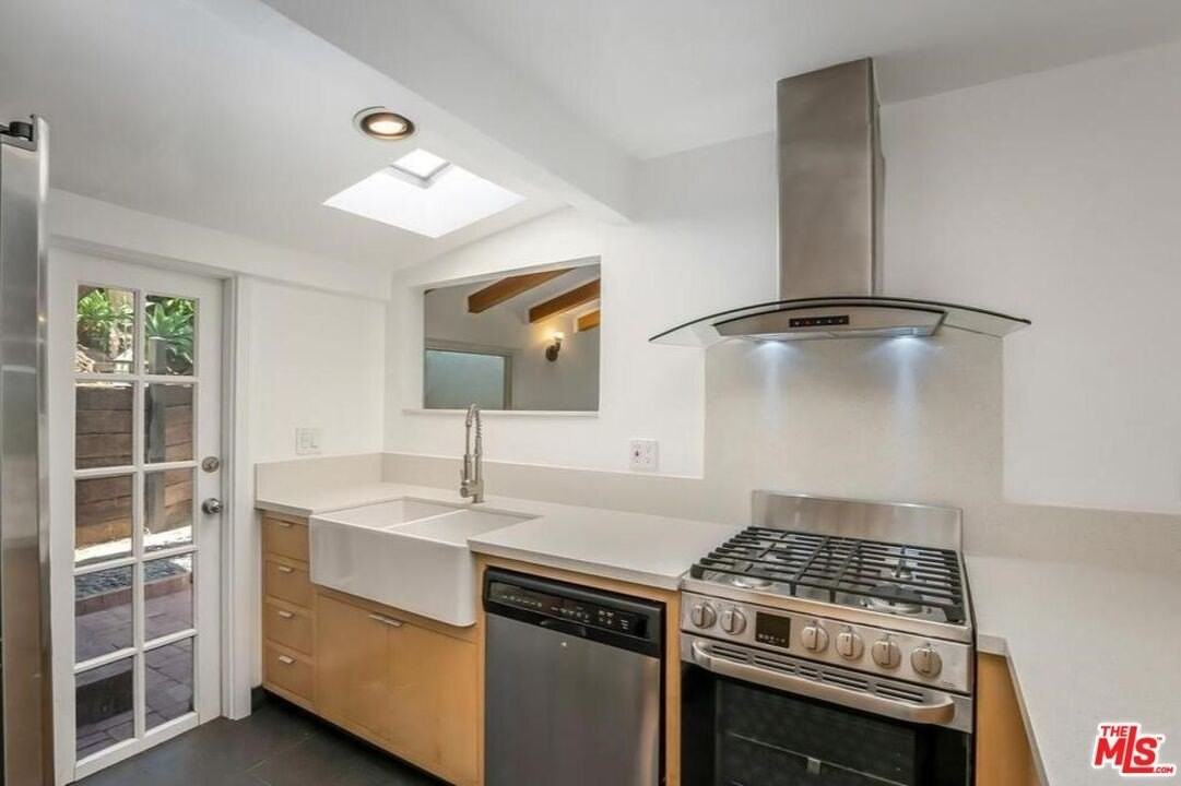 2431 N Gower St - Photo 4 of 18