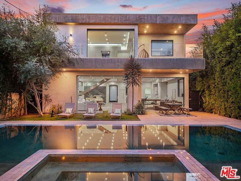 726 North Martel Avenue - Photo 2 of 37