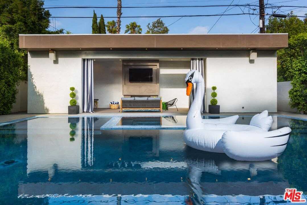 726 North Martel Avenue - Photo 3 of 37