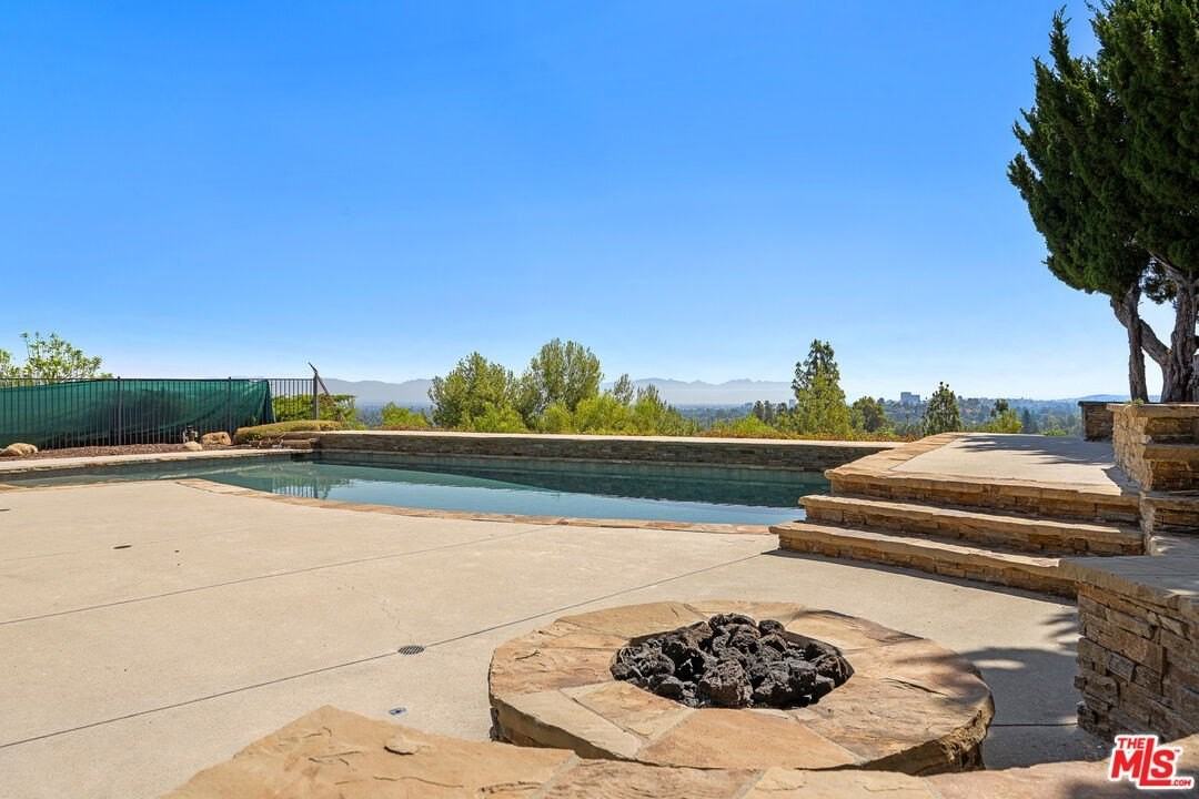 6040 Pat Avenue - Photo 2 of 27