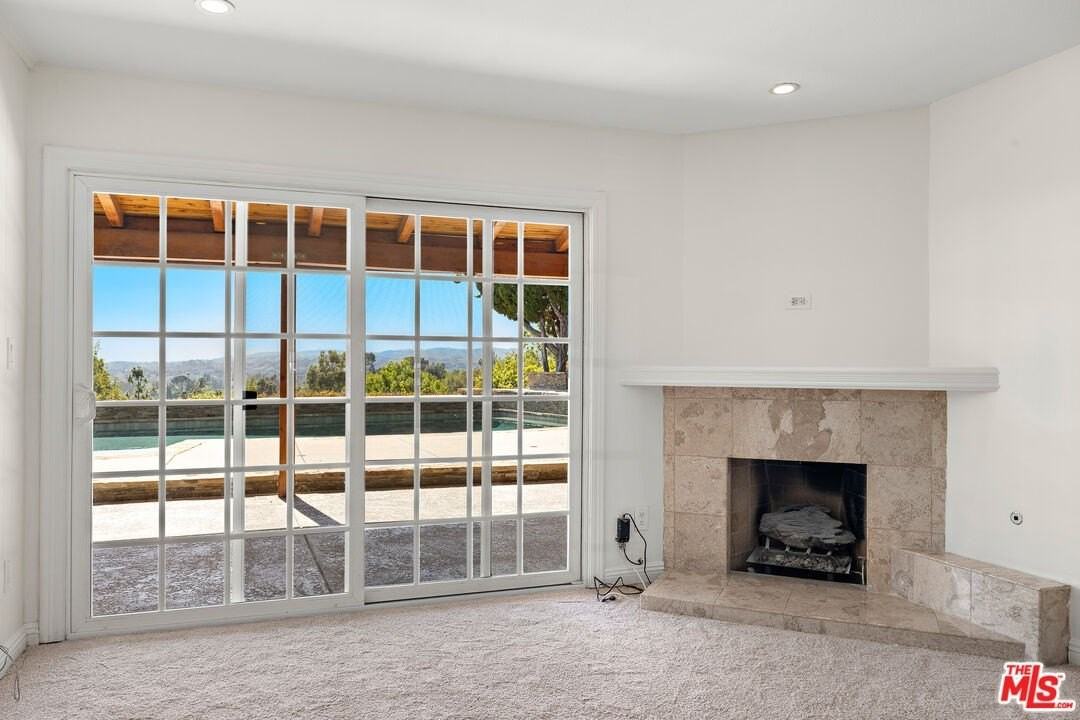 6040 Pat Avenue - Photo 7 of 27