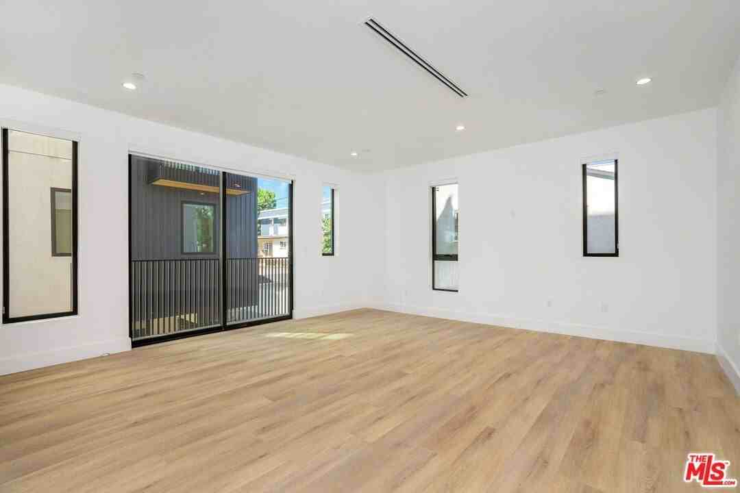 111 North Orlando Avenue - Photo 4 of 27