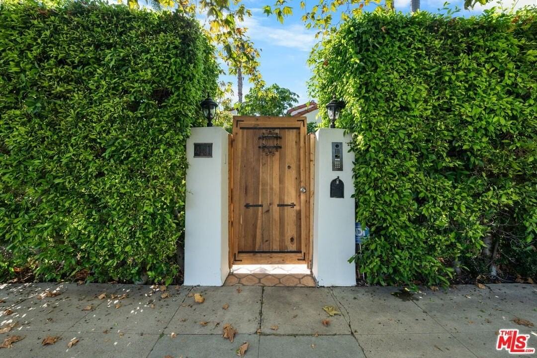 441 North Flores Street - Photo 3 of 32