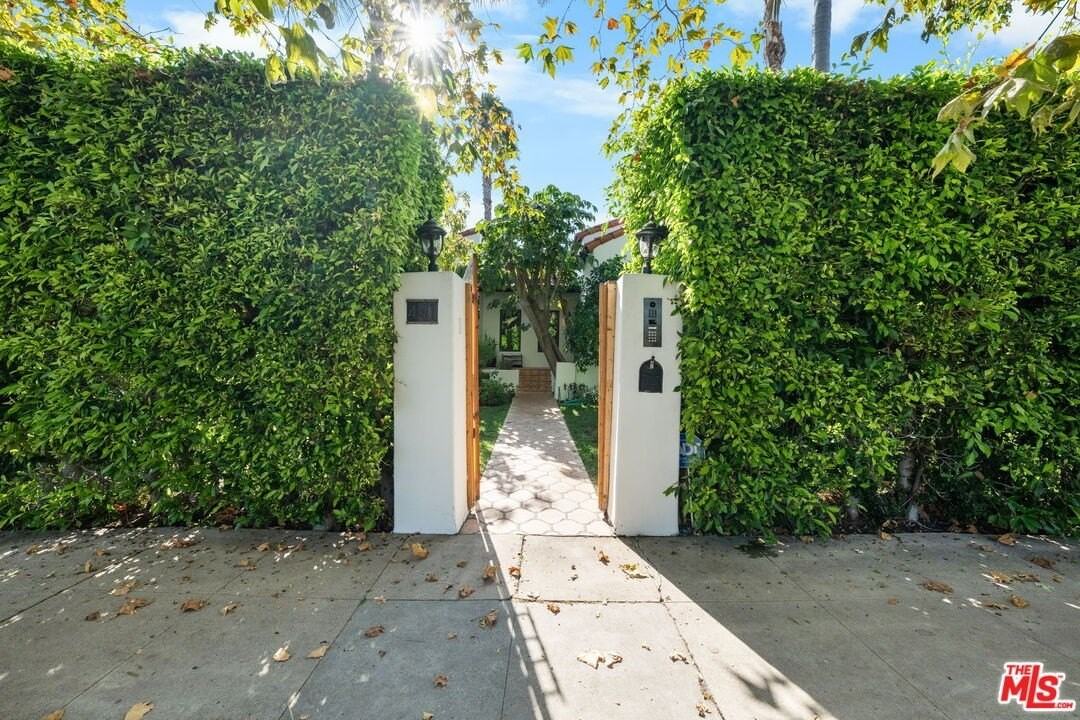 441 North Flores Street - Photo 4 of 32