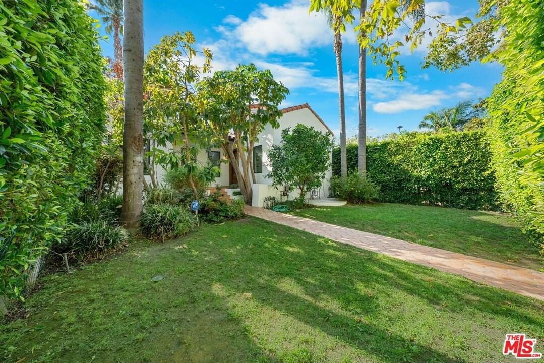 441 North Flores Street - Photo 5 of 32