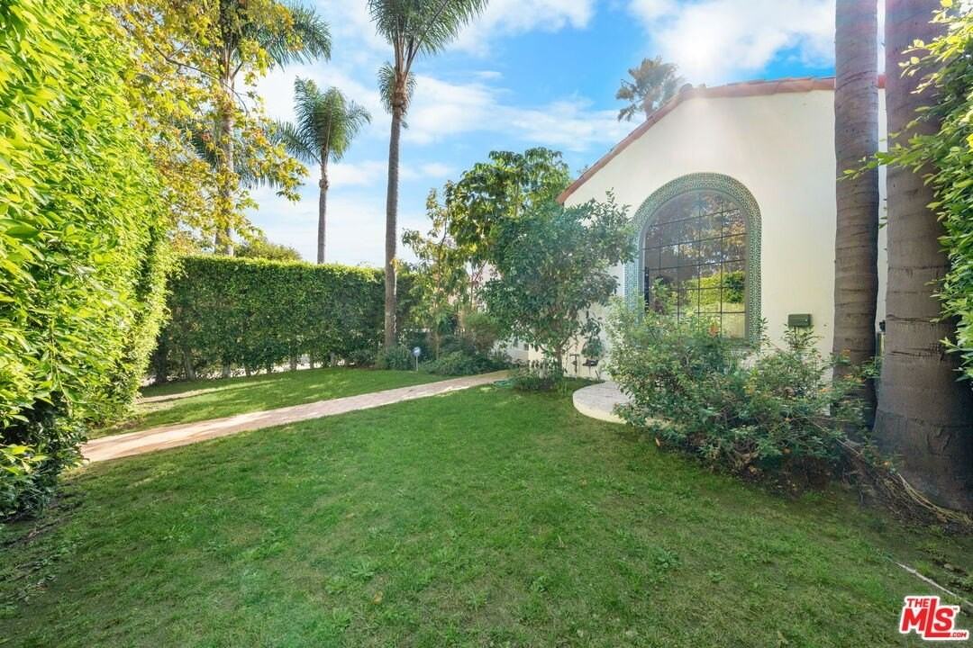 441 North Flores Street - Photo 6 of 32