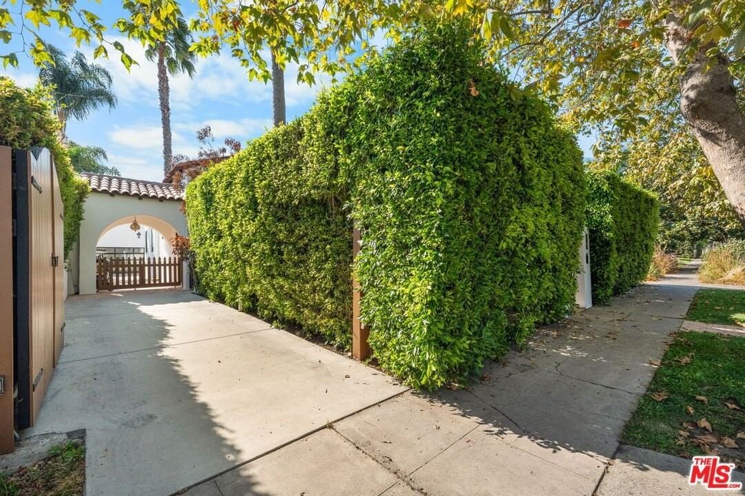 441 North Flores Street - Photo 7 of 32