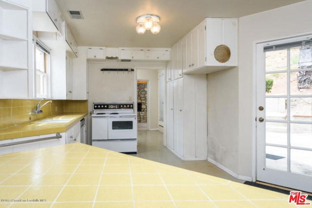 5249 Escalante Drive - Photo 7 of 43