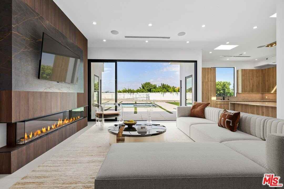 16851 Encino Hills Drive - Photo 6 of 38