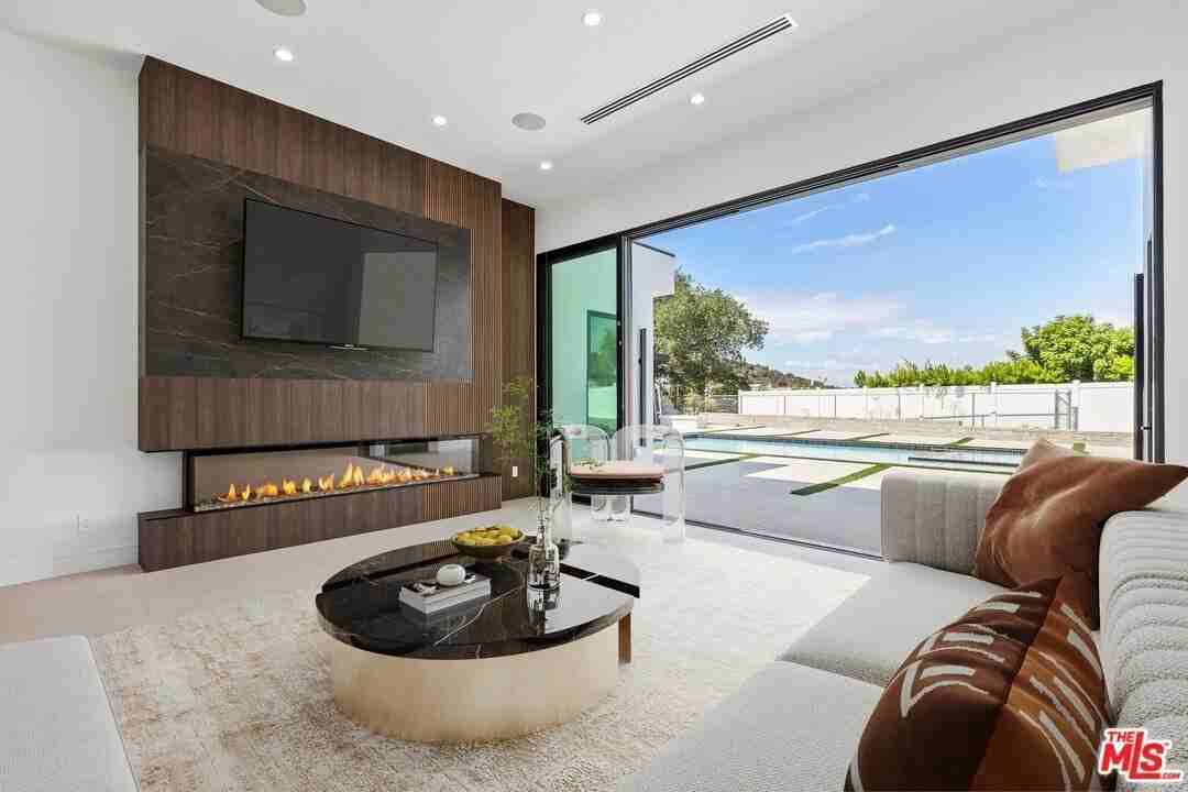 16851 Encino Hills Drive - Photo 7 of 38