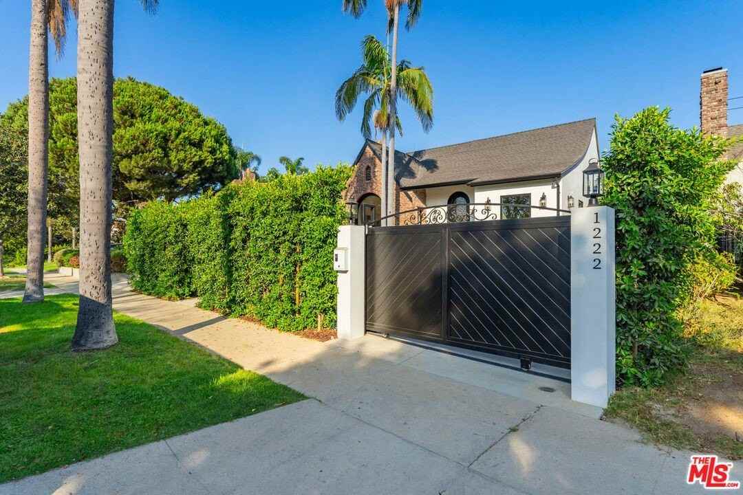 1222 South Genesee Avenue - Photo 2 of 50