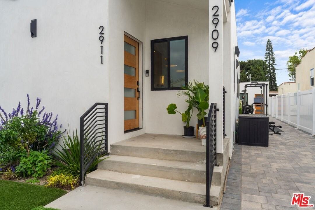 2911 South Rimpau Boulevard #1 - Photo 3 of 28