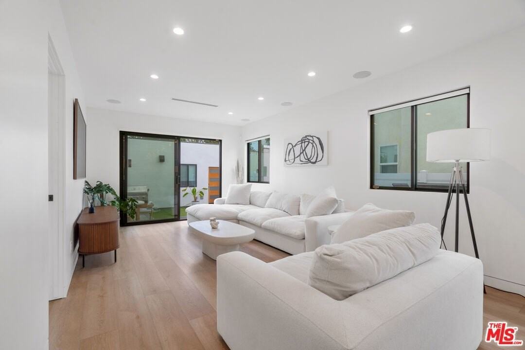 2911 South Rimpau Boulevard #1 - Photo 5 of 28