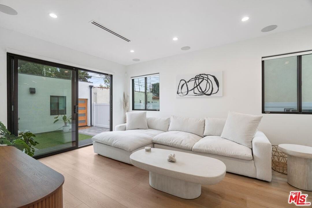 2911 South Rimpau Boulevard #1 - Photo 6 of 28