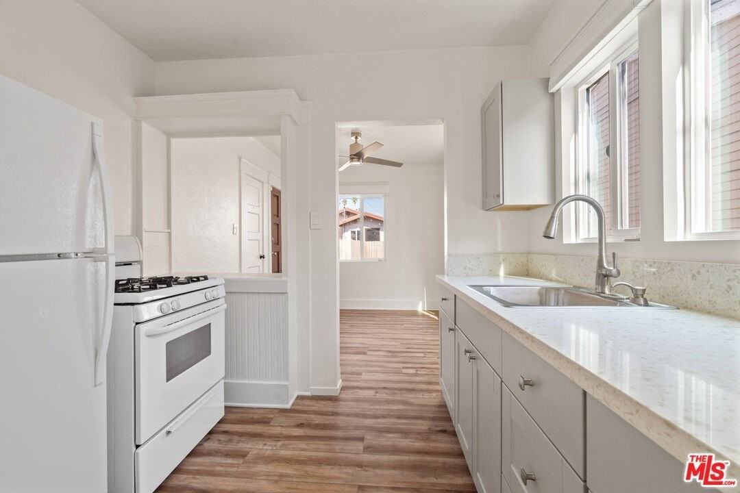 932 1/2 California Ave - Photo 4 of 13