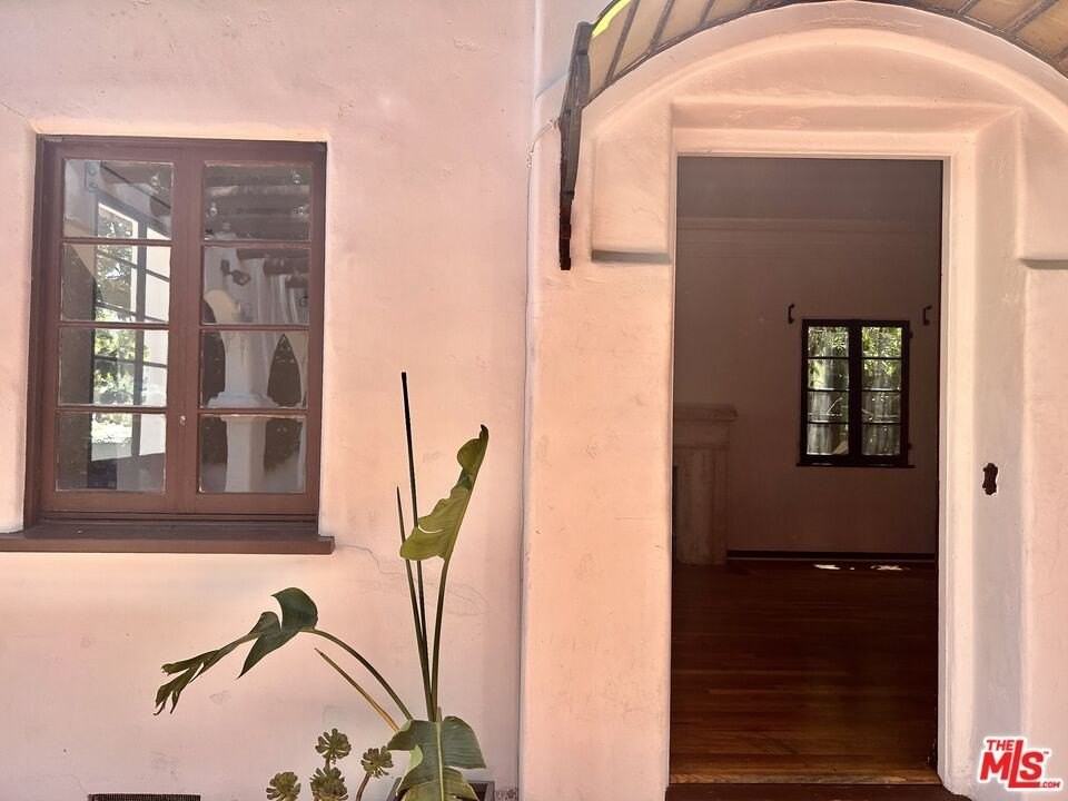 449 North Sweetzer Avenue - Photo 3 of 33