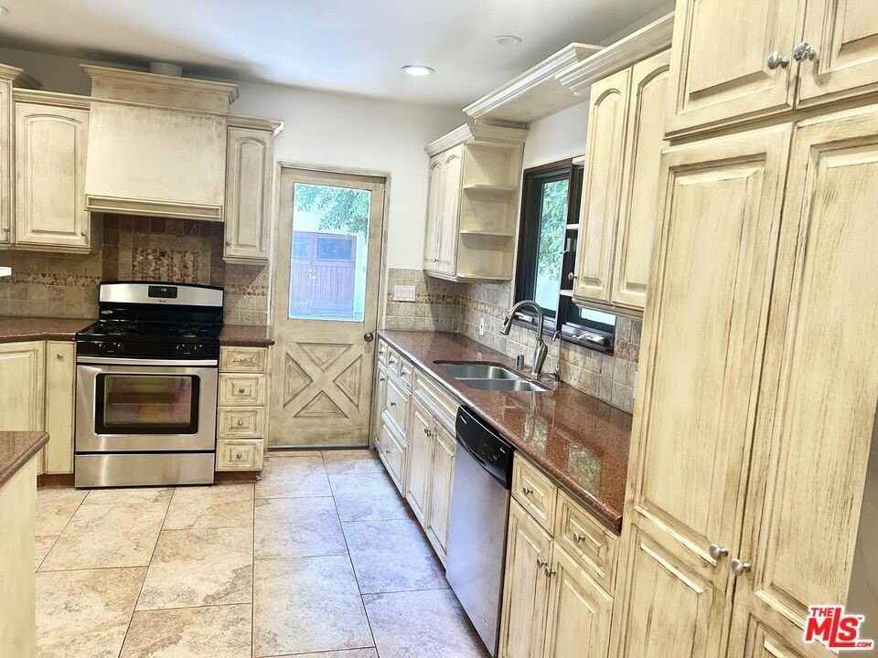 449 North Sweetzer Avenue - Photo 7 of 33