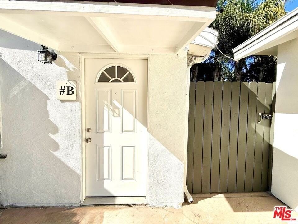 364 N San Vicente Blvd Apt B #B - Photo 2 of 19