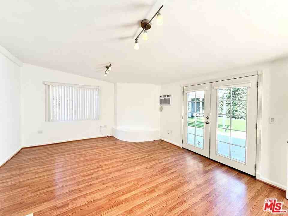 364 N San Vicente Blvd Apt B #B - Photo 4 of 19