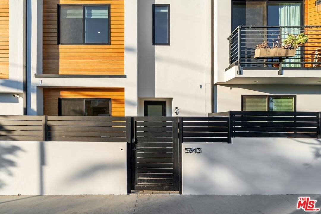 5943 Pickford St - Photo 4 of 44