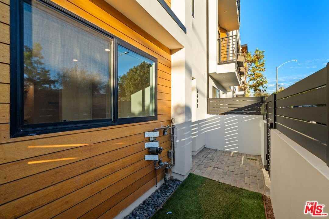 5943 Pickford St - Photo 6 of 44