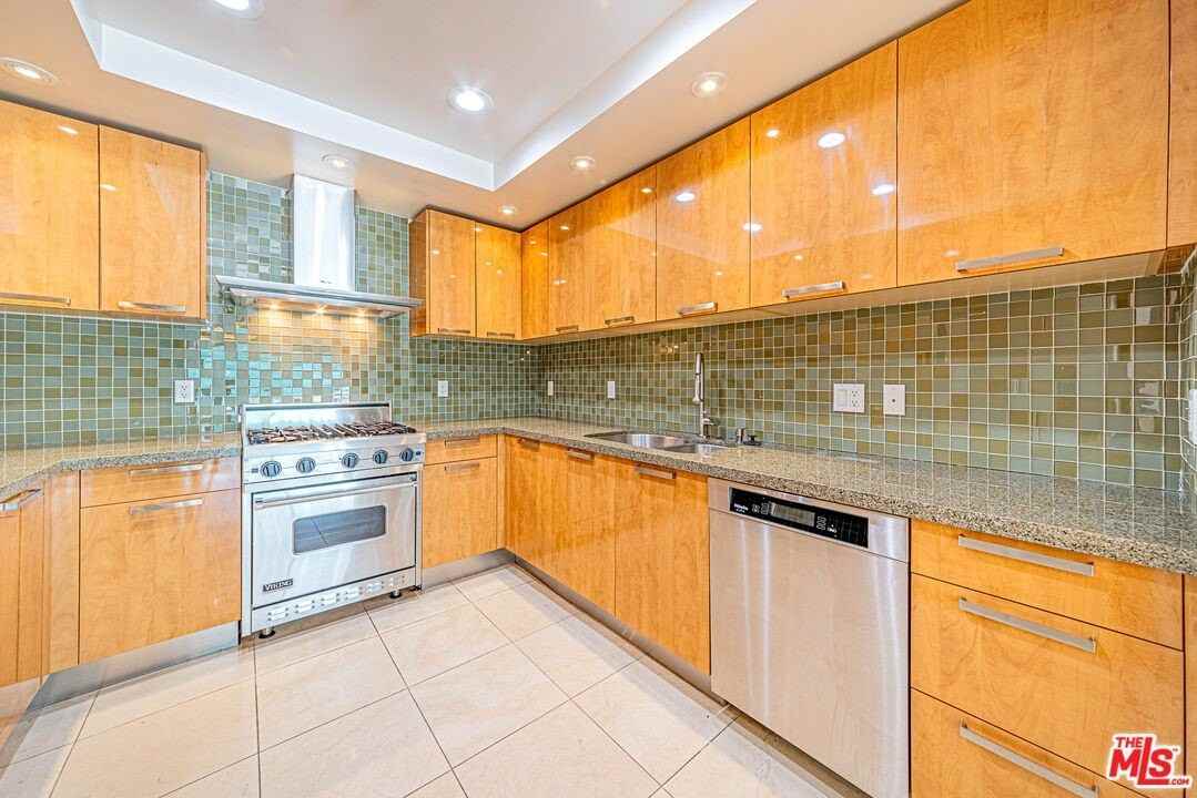 702 South Serrano Avenue #504 - Photo 5 of 25