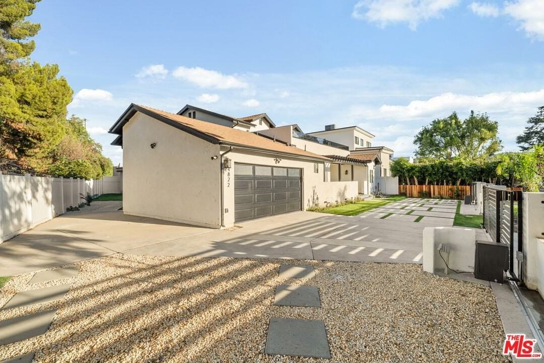 4824 Saloma Ave - Photo 2 of 44