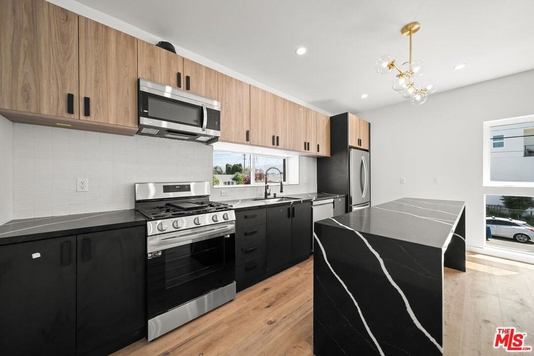 6049 Craner Ave Unit 2 #2 - Photo 4 of 37