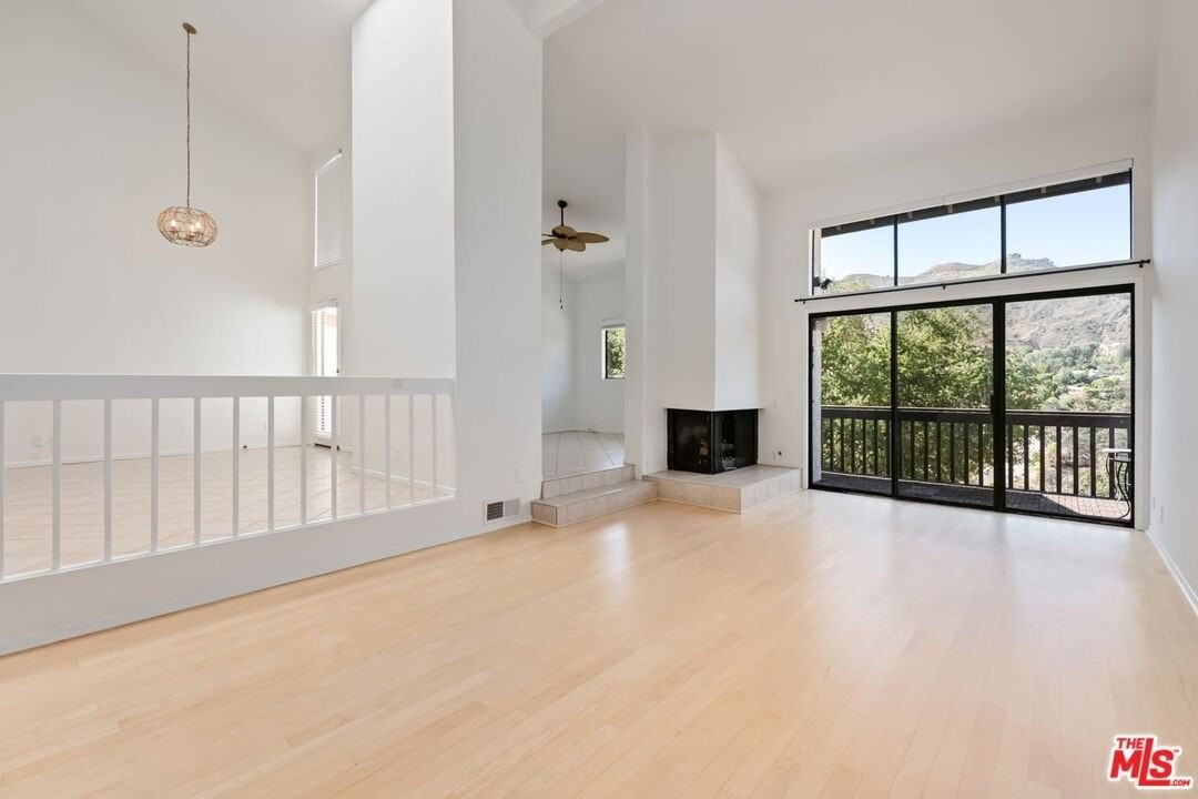 1631 Michael Ln - Photo 2 of 38