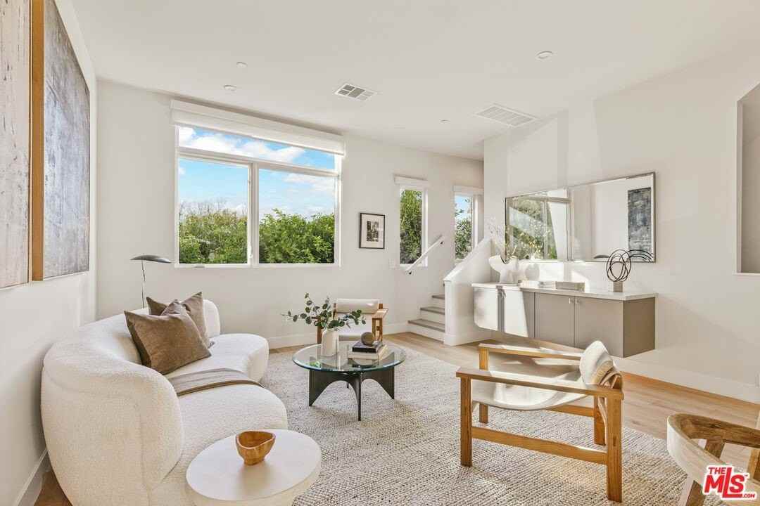 3230 South Barrington Avenue - Photo 3 of 18