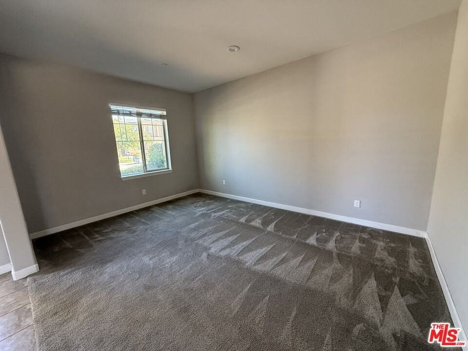 27641 Traveler Court - Photo 6 of 32