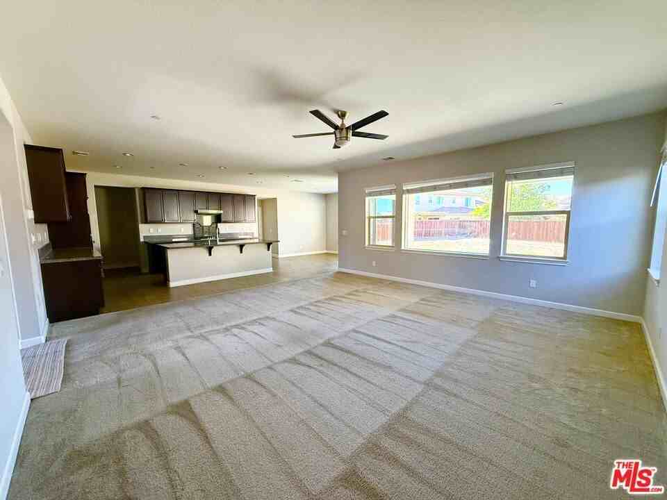 27641 Traveler Court - Photo 7 of 32