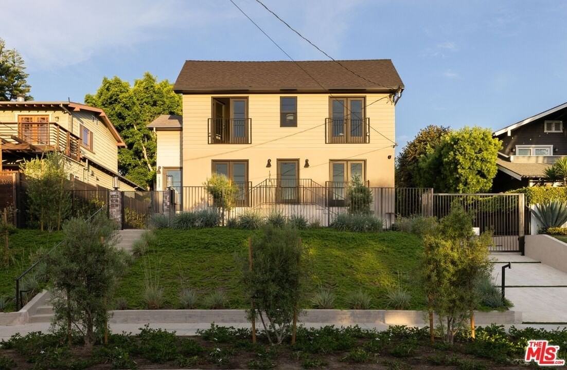 1018 Manzanita Street - Photo 4 of 33