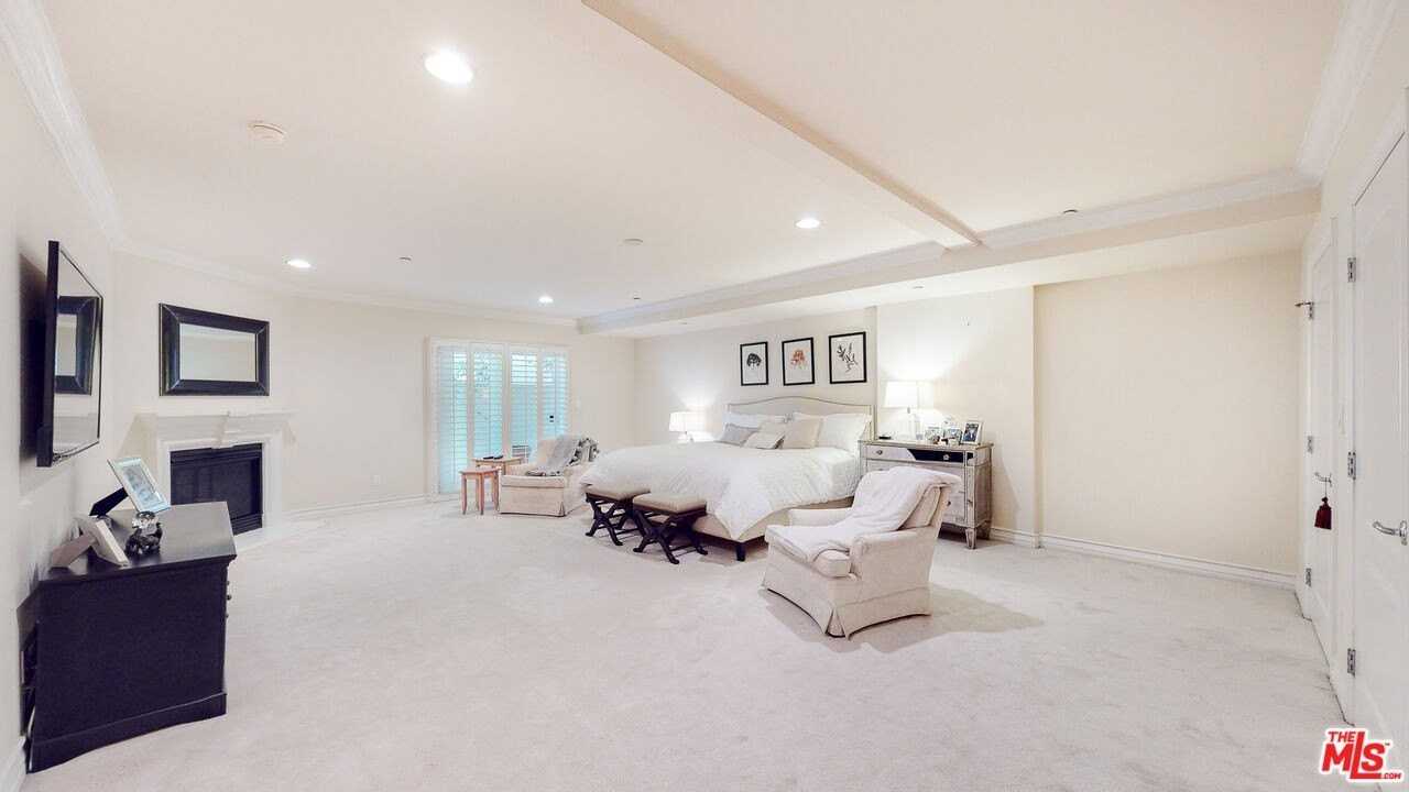 118 South Clark Drive #105 - Photo 4 of 9