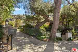featured image of 7972 Mulholland Drive