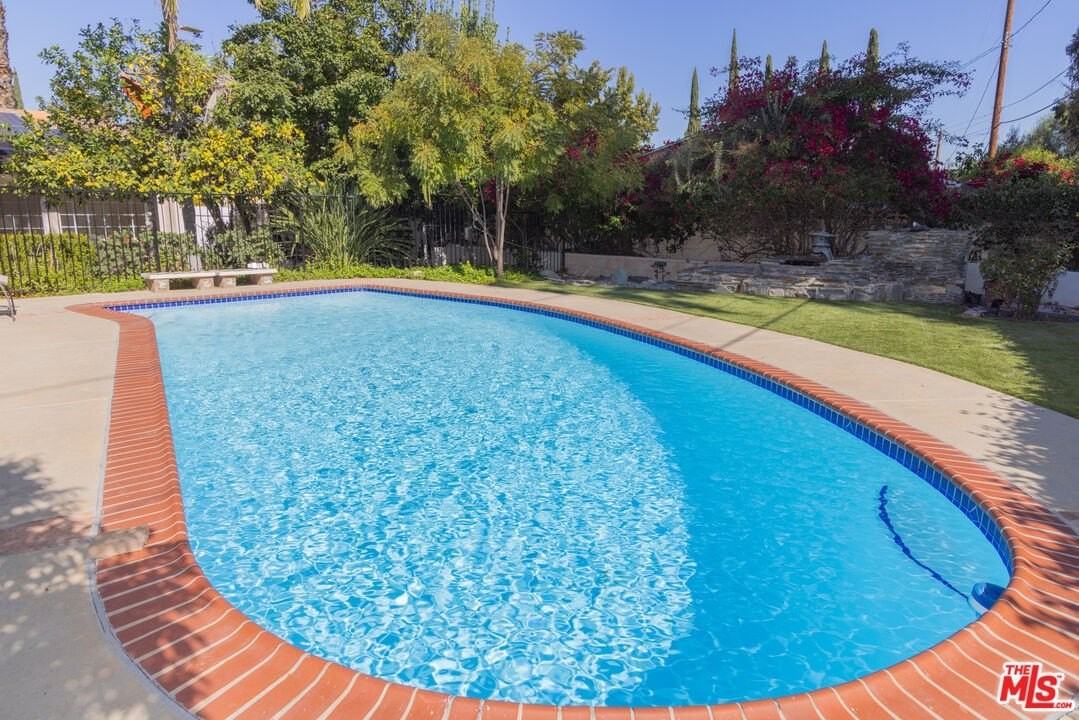 24316 Burbank Boulevard - Photo 2 of 33