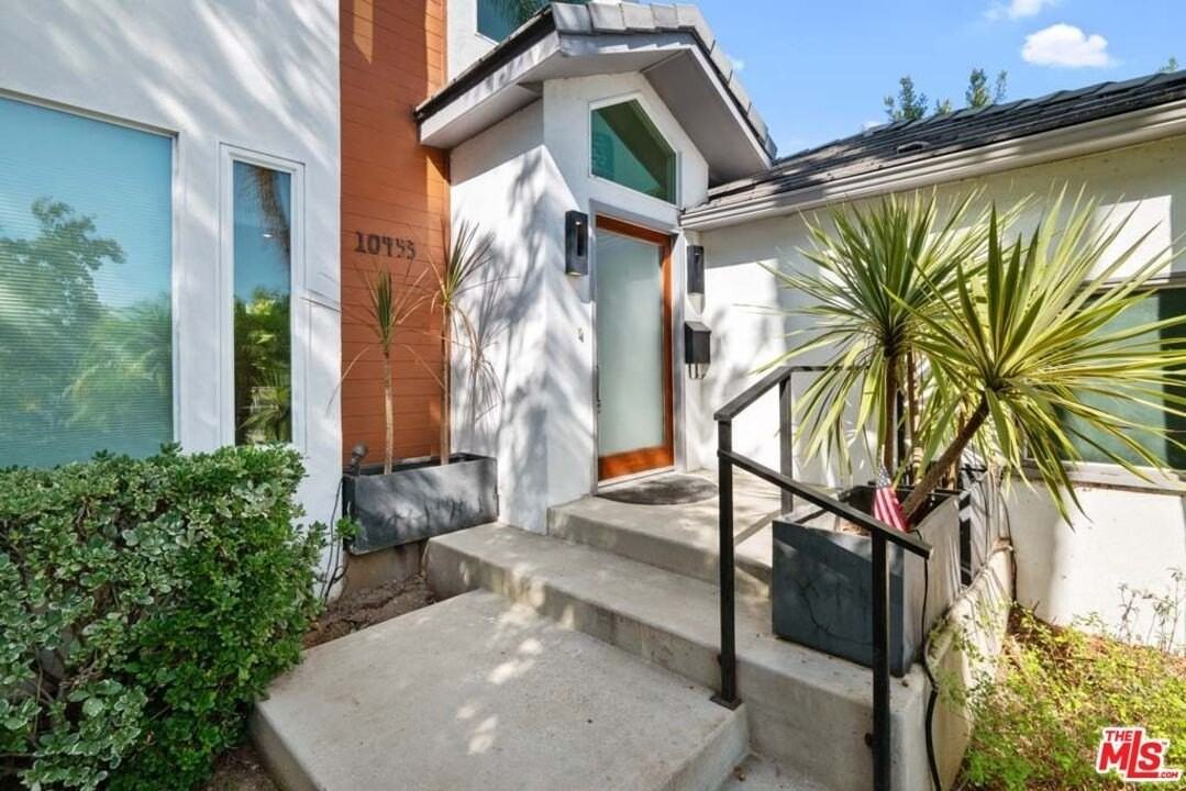 10453 Holman Avenue - Photo 4 of 50