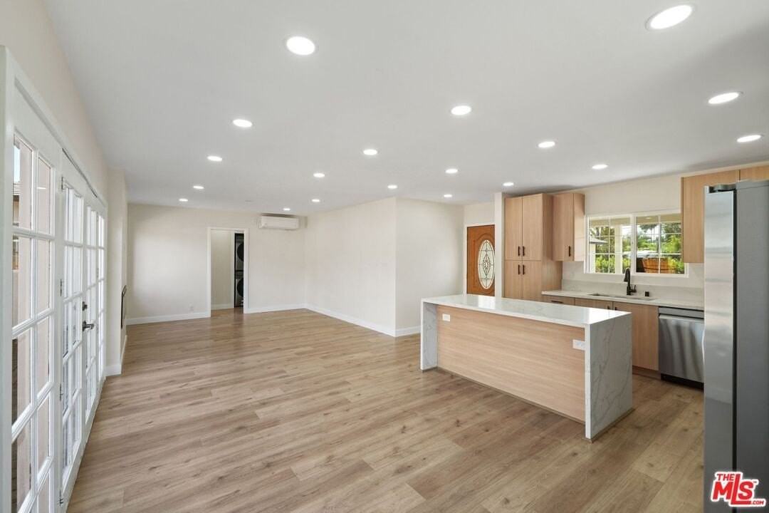 21009 Saticoy St - Photo 4 of 22