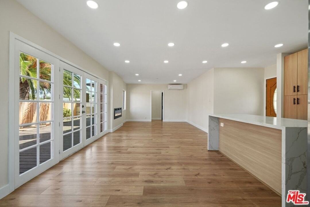 21009 Saticoy St - Photo 5 of 22