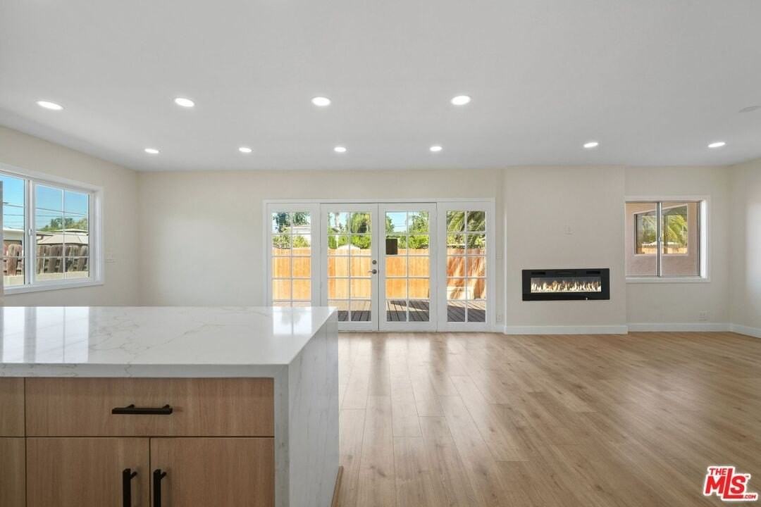 21009 Saticoy St - Photo 6 of 22