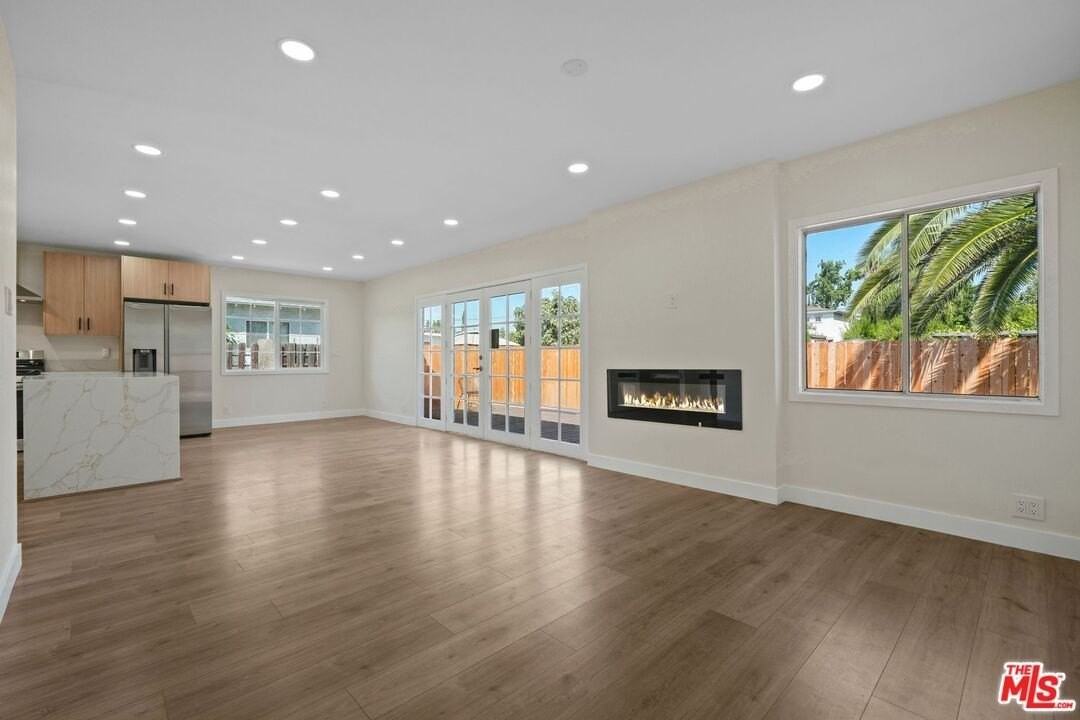 21009 Saticoy St - Photo 7 of 22