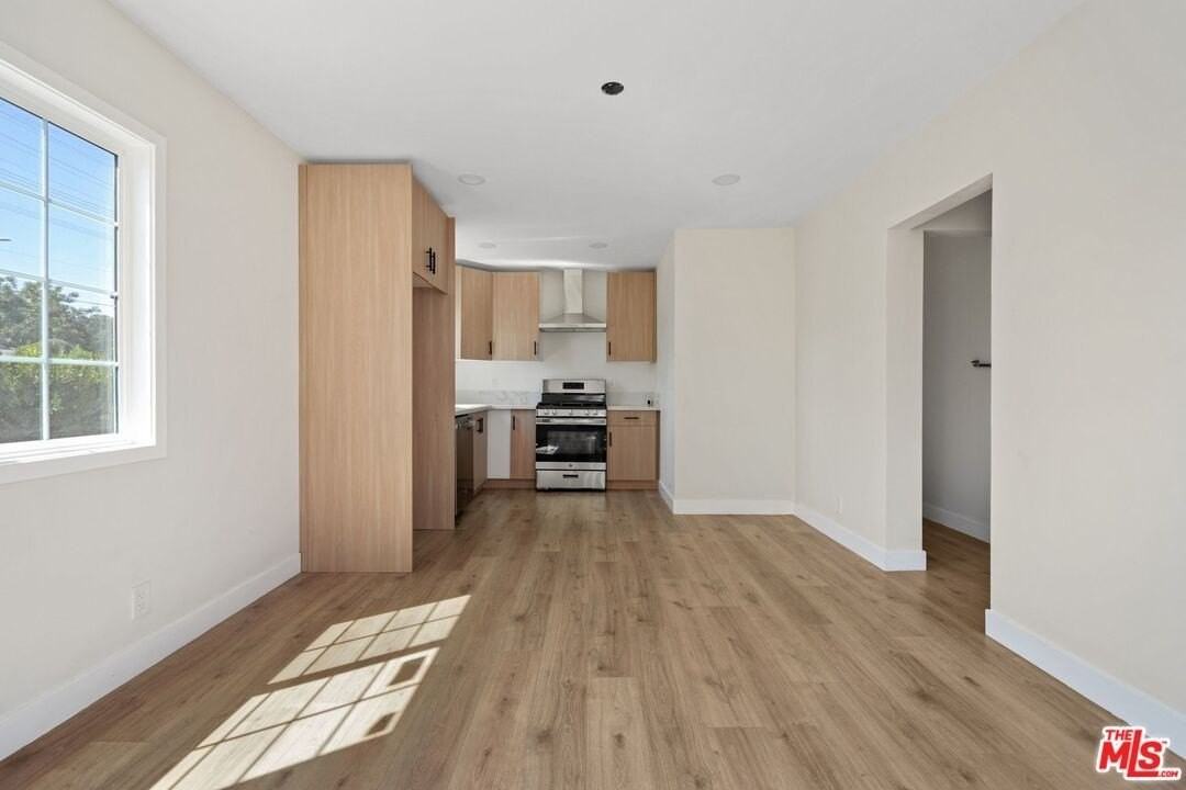 21007 Saticoy St - Photo 3 of 12