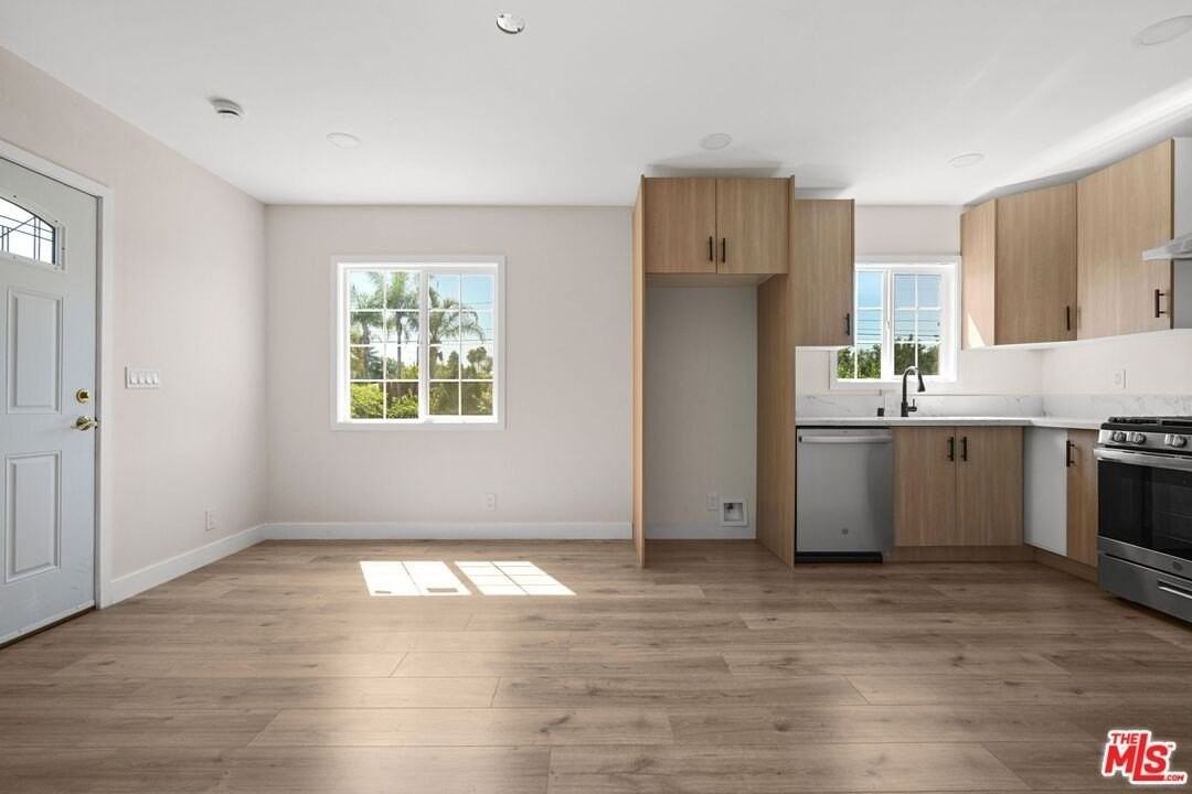 21007 Saticoy St - Photo 5 of 12