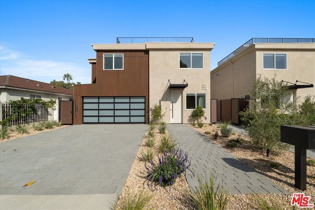 15207 Morrison St - Photo 2 of 34