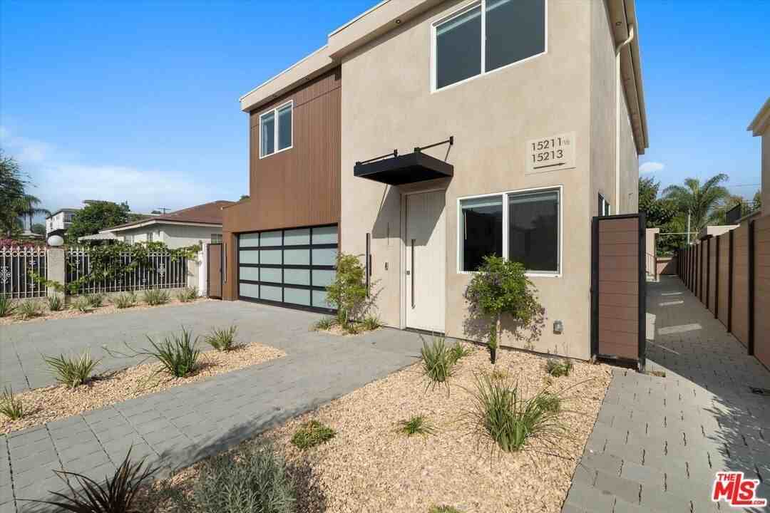 15207 Morrison St - Photo 4 of 34